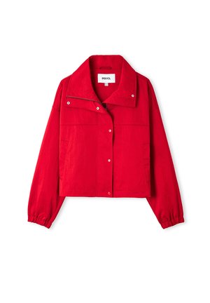 Chaqueta roja corta con largas muñequeras elásticas, botones de presión en la parte delantera, detalle de cremallera, cuello ancho y dos bolsillos laterales.