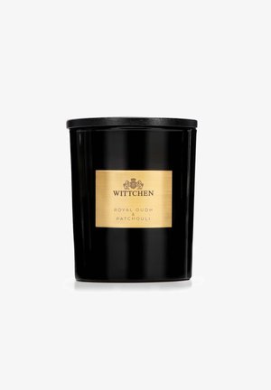 Contenitore di candela nera con un'etichetta dorata che riporta "WITTCHEN ROYAL OUDH & PATCHOULI". Design semplice con una texture liscia e forma rotonda.