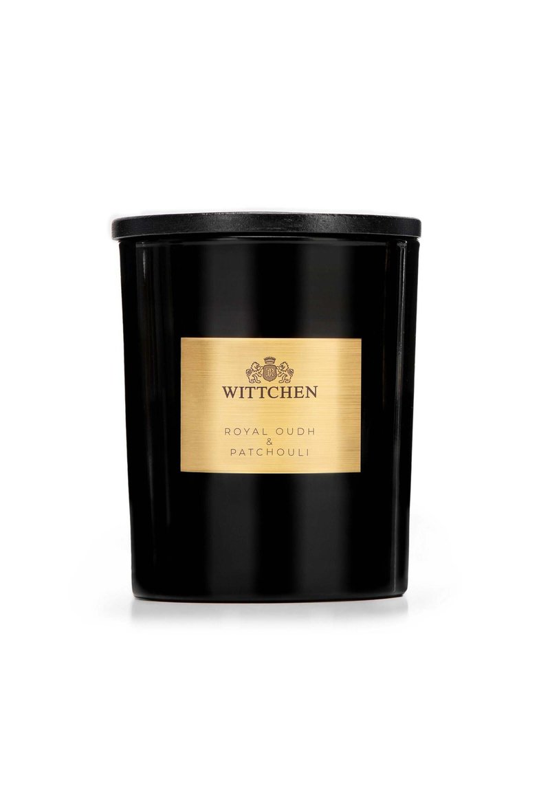Contenitore di candela nera con un'etichetta dorata che riporta "WITTCHEN ROYAL OUDH & PATCHOULI". Design semplice con una texture liscia e forma rotonda.
