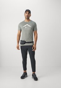 Nike Performance TEE TRAIL LOGO - Camiseta deportiva - dark stucco