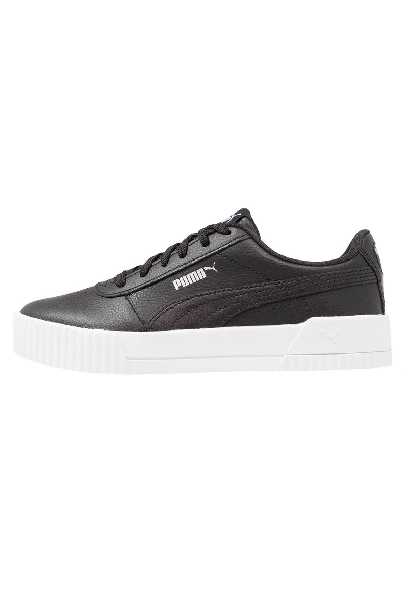 Baskets noires avec une tige en cuir lisse, fermeture à lacets, semelle en caoutchouc blanche et logo Puma sur le côté et la languette. Design minimaliste.