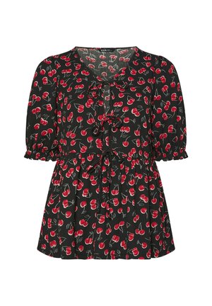 Zwarte blouse met rode kersenprint, korte pofmouwen, ronde halslijn en voorstrikdetails bij de buste en taille.