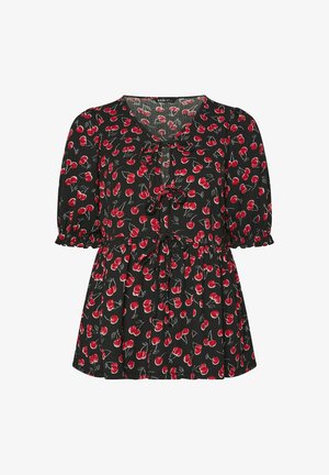 Schwarze Bluse mit rotem Kirschmuster, kurzen Puffärmeln, rundem Ausschnitt sowie vorderen Bindebändern an Brust und Taille.