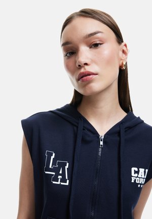 Marine mouwloze hoodie met een ritssluiting aan de voorkant, een witte LA-afbeelding en een accent van de tekst 'California'; vervaardigd uit een zachte, gestructureerde stof.