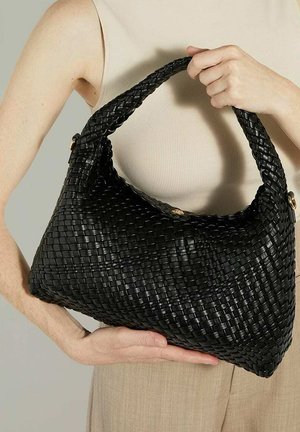 Zwarte geweven handtas met een ronde vorm. Heeft een gestructureerd oppervlak, een gevlochten handvat en een glanzend gouden accent aan de zijkant.
