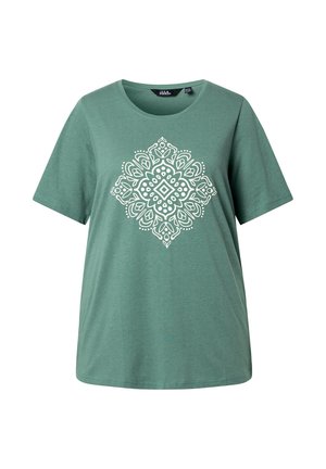 Camiseta verde de manga corta con cuello redondo que presenta un patrón floral geométrico blanco simétrico centrado en la parte delantera.