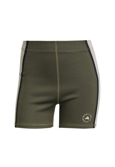 Groene sportieve shorts met zijkantaccenten in lichtgrijs en zwart. Kenmerkt zich door contrasterende stiksels en een logo op het onderste deel van het linkerbeen.