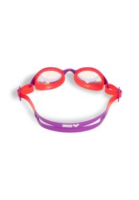 Okulary pływackie z czerwonej i fioletowej gumy, posiadające lekko przyciemniane soczewki i regulowany pasek, z białym logo na pasku.