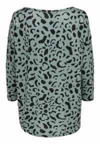 Grüner Pullover mit schwarzem Leopardenmuster. Hat lange Ärmel, einen runden Halsausschnitt und eine lockere Passform. Hergestellt aus einem weichen, strukturierten Stoff.