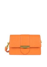Borsa a tracolla in pelle arancione con finitura testurizzata, chiusura a pattina, dettagli in hardware dorato e tracolla regolabile. Forma rettangolare compatta.