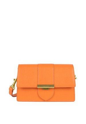 Borsa a tracolla in pelle arancione con finitura testurizzata, chiusura a pattina, dettagli in hardware dorato e tracolla regolabile. Forma rettangolare compatta.