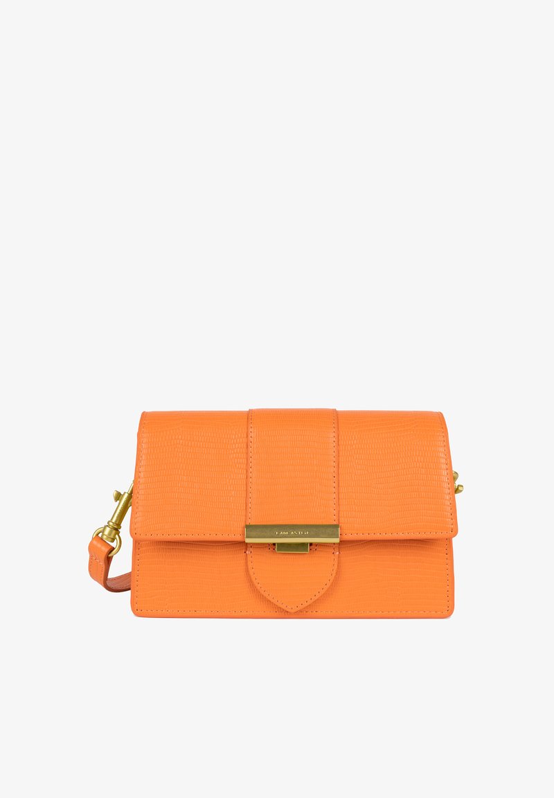 Borsa a tracolla in pelle arancione con finitura testurizzata, chiusura a pattina, dettagli in hardware dorato e tracolla regolabile. Forma rettangolare compatta.