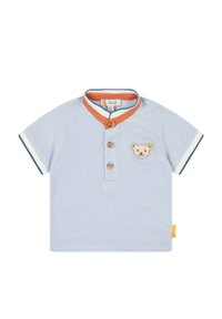 Lichtblauwe polo met korte mouwen en oranje kraagafwerking, voorzien van drie houten knopen en een geborduurd berenmotief op de borst.