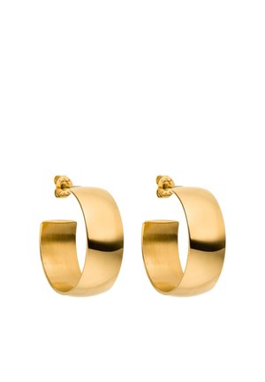 Paar brede, gepolijste gouden creolen met vlinderklemmen op een witte achtergrond.