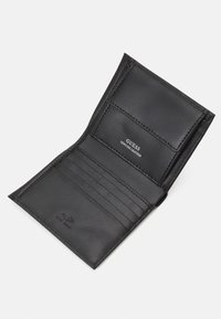 Portefeuille en cuir noir avec plusieurs emplacements pour cartes et une poche pour cartes. Présente un logo de marque et des détails de couture texturés. Design bi-fold compact.