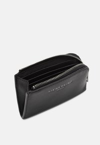 Czarny skórzany portfel z zamkiem błyskawicznym, wyposażony w wiele przegródek na karty oraz wytłoczone logo marki na przedniej stronie. Gładka faktura, prostokątny kształt.