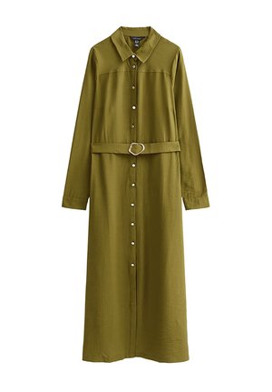 Vestido camisa largo de color verde oliva con cuello, cierre frontal de botones y cinturón de tela con una hebilla redonda plateada. Tela texturizada, mangas largas.