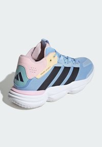 Scarpa da atletica blu con tomaia in rete, righe nere, dettagli rosa e colletto imbottito. Presenta una suola in gomma e un design leggero.