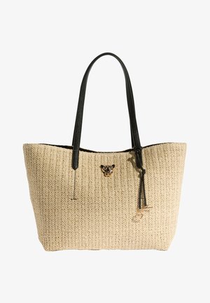 Beige gewebte Tragetasche mit schwarzen Griffen, verziert mit einem kleinen Leopardenkopf-Emblem und einem hängenden schwarzen Lederband mit goldenem Herzanhänger.
