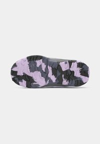 Sola de sapato com padrão de rasto robusto em design de camuflagem nas cores preto, roxo e cinza sobre um fundo branco.