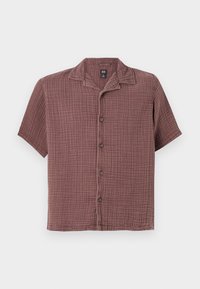 Korte ærmer, knap-op skjorte i en tekstureret mauve stof med et rutenet mønster. Har en lige krave og seks frontknapper.