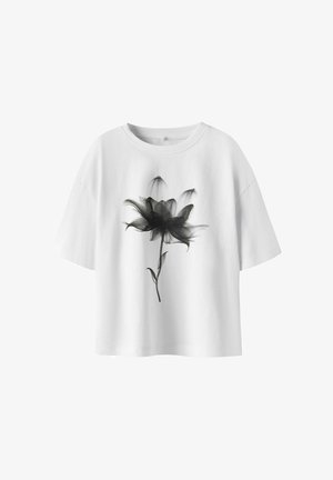 Biała bawełniana koszulka z czarnym nadrukiem w kwiaty. Koszulka ma okrągły dekolt oraz krótkie, luźne rękawy.