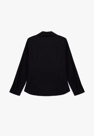 Zwarte, langärmeliges, geknöpftes Hemd flach ausgebreitet, Rückseite mit Kragen und Manschettenärmeln auf weißem Hintergrund.