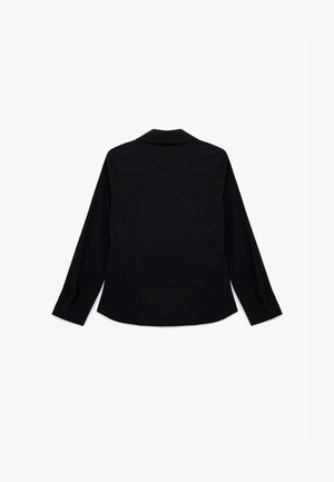 Camisa negra de manga larga con botones, extendida plana mostrando la parte trasera con cuello y puños abotonados sobre un fondo blanco.