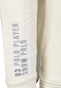 Beżowa bawełniana bluza z haftowanym napisem na rękawie, zawierająca "03 POLO PLAYER SNOW POLO" oraz branding LA MARTINA.