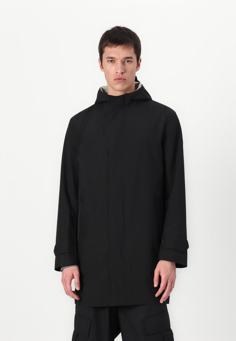 Zwarte waterdichte parka met een capuchon, met een rechte silhoutte, verstelbare manchetten en twee zijzakken. Gladde textuur, minimalistisch ontwerp.