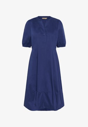 Mornarsko modra obleka iz gladkega materiala, s svilnatim izrezom, kratkimi puhastimi rokavi in razširjenim krilom s tiered robom.