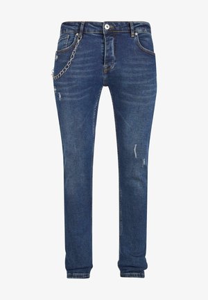Jeans din denim albastru închis, cu croi slim, detalii uzate și un accent din lanț argintiu pe buzunarul stâng, având bucle standard pentru curea.