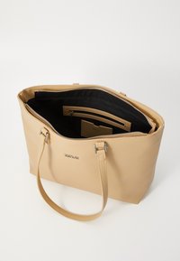 Borsa a spalla beige realizzata in materiale sintetico liscio. Presenta elementi hardware in argento, una chiusura con zip e un interno in tessuto scuro con tasche interne.