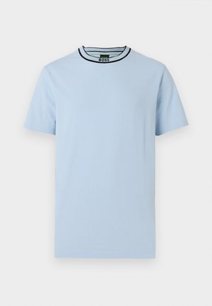 Ανοιχτό μπλε κοντομάνικο μπλουζάκι με μαύρο και λευκό περιθώριο στο στρογγυλό λαιμό και μικρό κείμενο "BOSS" στο εσωτερικό του γιακά.