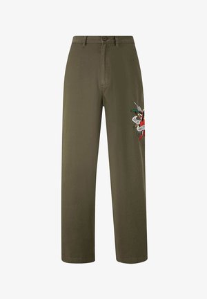 Pantalones verde oliva con un diseño de pierna recta, que presentan detalles bordados de un pájaro y una pancarta con texto, fabricados en un tejido duradero.