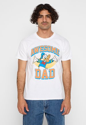 Weißes Baumwoll-T-Shirt mit einem Grafikdruck von Donald Duck und dem Text "AWESOME DAD" in blauen und orangenen Blockbuchstaben. Standard Crew-Neck-Design.