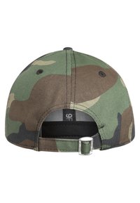 Tarnkappen-Baseballmütze mit flachem Schild. Verfügt über einen Stoffriemen und eine Metallschnalle zur Anpassung. Vorherrschende Farben sind grün und braun.