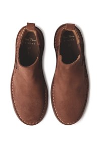 Par de botas de cuero ante marrón hasta el tobillo con suelas cosidas, tiradores y "Toni Pons WINTER" impreso en el interior.