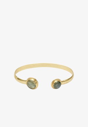 Otwarta złota bransoletka obręczowa z okrągłymi szaro-zielonymi kamieniami osadzonymi na każdym końcu, na białym tle.