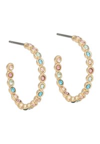 Pendientes de aro hechos de metal dorado, adornados con piedras ovaladas multicolores en rosa, azul y verde. Diseño texturizado con un acabado suave.