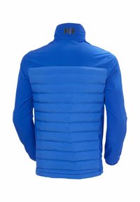 Chaqueta de plumas azul con un frente liso y un reverso texturizado, con costuras horizontales. Cuello alto con logotipo en relieve en el cuello.