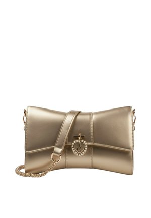 Borsa clutch in pelle dorata con chiusura a patta, charm a forma di cuore decorato con perle e tracolla corta a catena dorata.