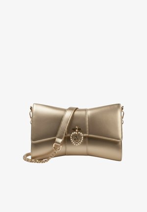 Borsa clutch in pelle dorata con chiusura a patta, charm a forma di cuore decorato con perle e tracolla corta a catena dorata.