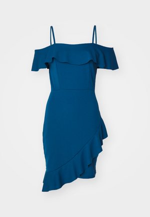 Vestido teal de ombros à mostra com mangas com babados e barra assimétrica, feito de um tecido suave. Apresenta um corpete ajustado e uma saia ampla.