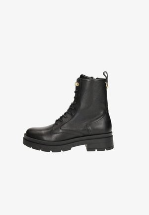 Bottes noires en cuir avec une finition texturée, un devant à lacets et une fermeture éclair sur le côté. Dotées d'une semelle épaisse et d'une tirette pour un enfilage facile.