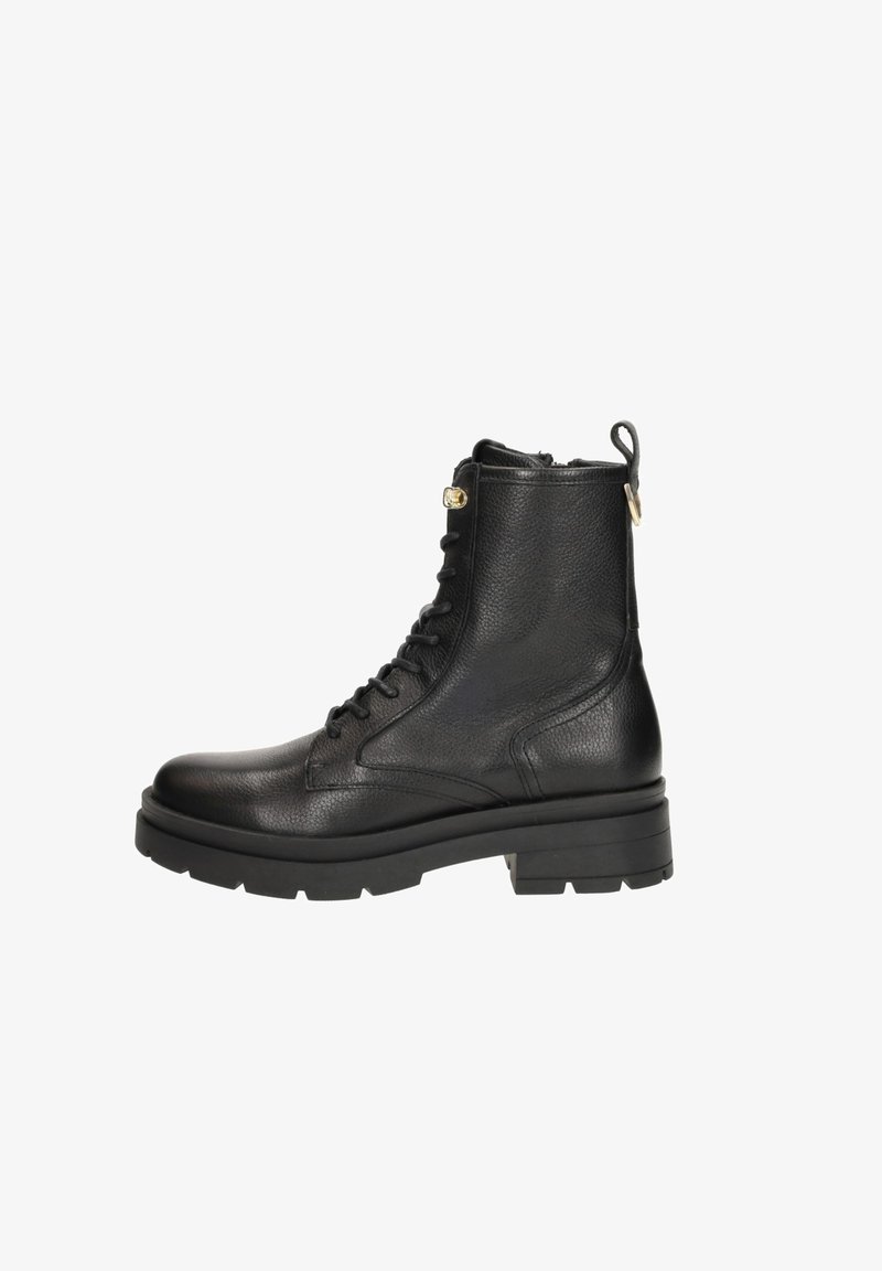 Schwarze Leder-Stiefeletten mit strukturiertem Finish, Schnürung vorne und seitlichem Reißverschluss. Mit einer klobigen Sohle und einer Zuglasche für einfaches An- und Ausziehen.