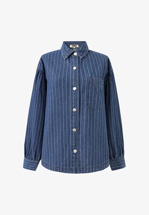 Blauw spijker overhemd met lange mouwen, witte verticale krijtstrepen, knopen aan de voorkant, een kraag, borstzak en knoopmanchetten.