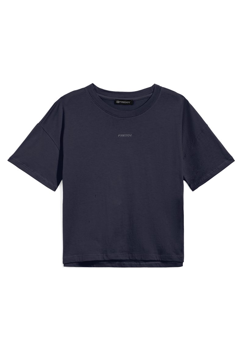 T-shirt a maniche corte di un blu navy scuro, realizzato in morbido cotone. Presenta un collo a giro e un sottile logo "FREDDY" al centro. Vestibilità rilassata.