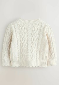 Lyscreme farvet kabelstrikket sweater med strukturerede mønstre, der har en rund halsudskæring og ribbede manchetter, designet i en afslappet pasform.