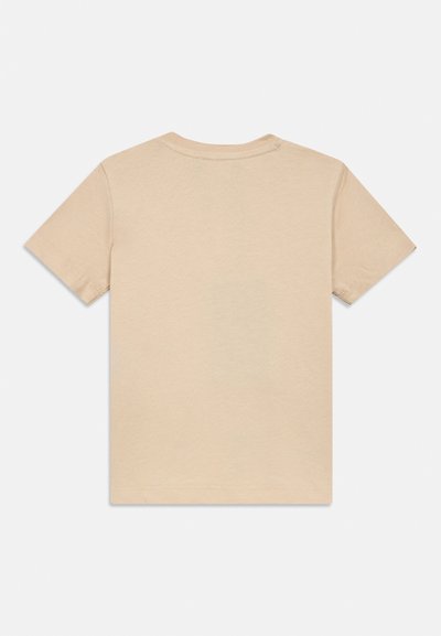 Κοντομάνικο μπλουζάκι σε μπεζ χρώμα, στρογγυλή λαιμόκοψη, ύφασμα με μείγμα βαμβακιού, ομαλή υφή, καθαρό φινίρισμα στα μανίκια και στο κάτω μέρος, χωρίς ορατό λογότυπο.